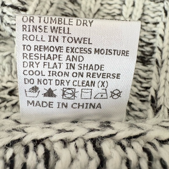 Cozy Black and White Knit Sweater with hood - Picture 5 of 9